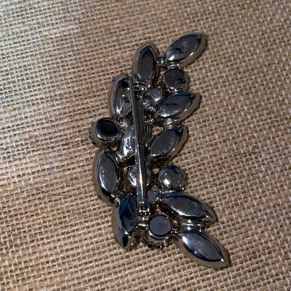 Vintage rhinestone pin and clip on earring set - Picture 3 of 7